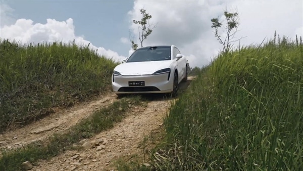 Luxeed R7 electric SUV from Chery and Huawei has an off-road capability