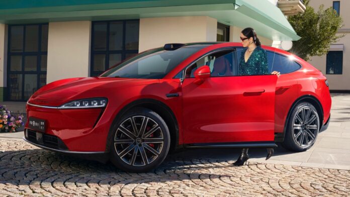 Luxeed R7 launched in China red car front side