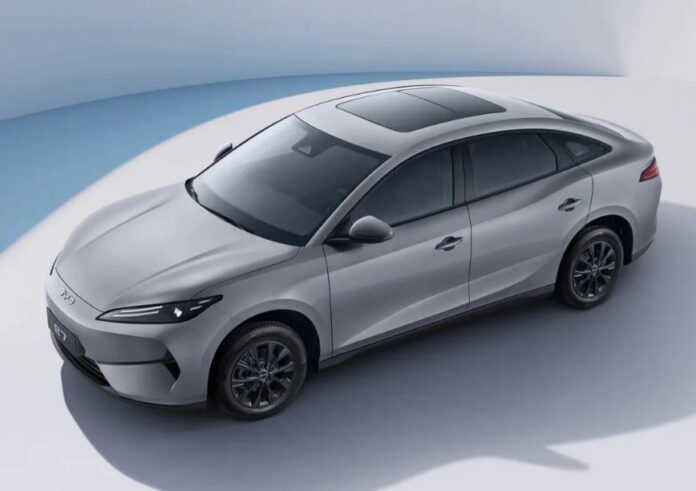 BYD e7 EV sedan with 450 km range launched at 14,400 USD in China